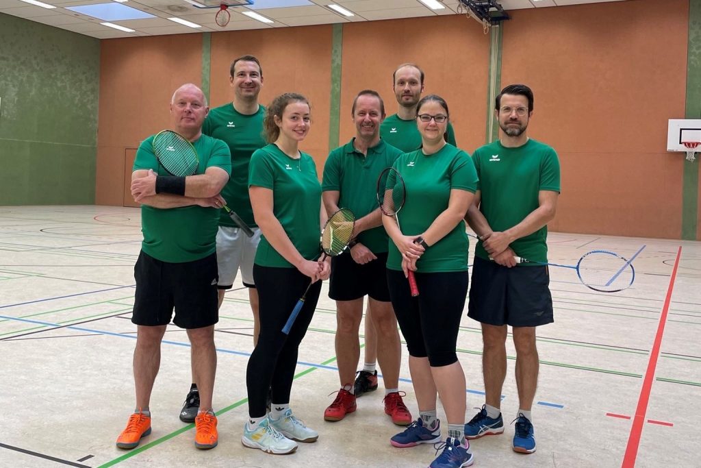 Auf dem Bild ist die Mannschaft der Erwachsenen der Badminton Gemeinschaft Grünau zu sehen.